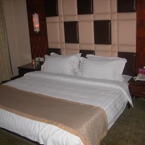 Taishan Celebrity Hotel Тайань Room photo